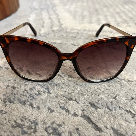 Oscar de la Renta  Tortoise Sunglasses Scratched Lenses - Picture 2 of 9